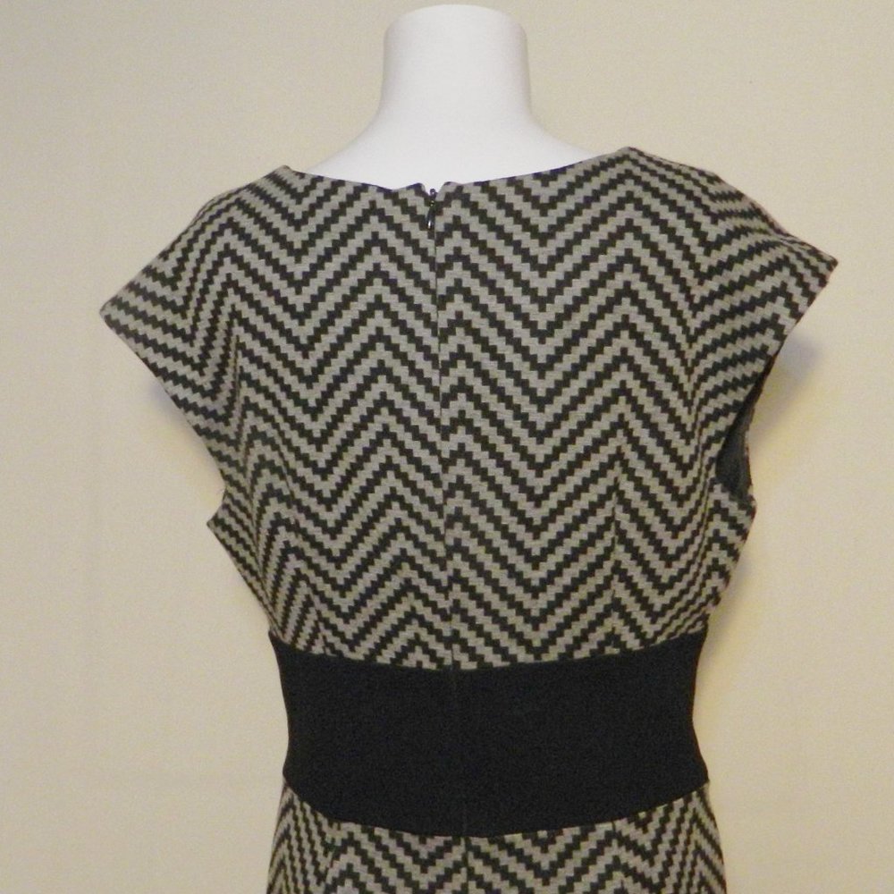 Trina Turk Textured V-Neck Lined Dress Sz 8 - Picture 5 of 6